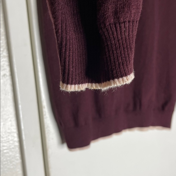D&G Men's Vintage V-Neck Sweater in Burgundy and Cream - Picture 4 of 10